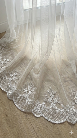 Firana na metry z kwiatowym haftem