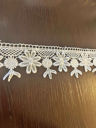 Gipiura w delikatne kwiaty 8cm.