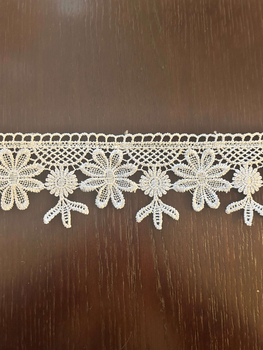 Gipiura w delikatne kwiaty 8cm.