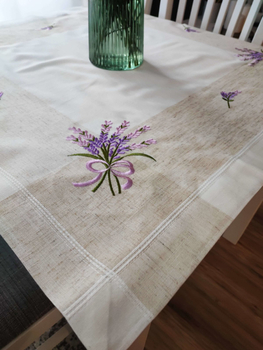 Bieżnik w odcieniach beżu z motywem lawendy  85x85 cm