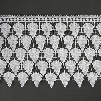 Gipiura na metry z motywem szyszek o szerokości 30 cm.