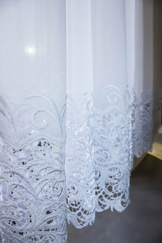 Firana z markizety z ozdobną gipiurą gotowa 300x240