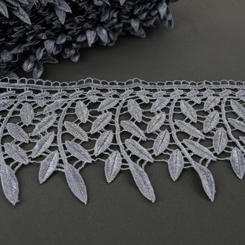 Szara gipiura w listki szerokości 15 cm