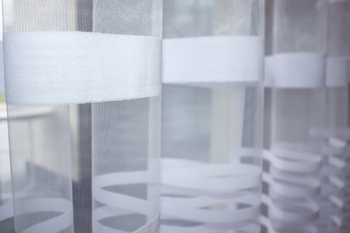 Firana tiulowa w pasy białe gotowa na przelotkach 160x260 cm