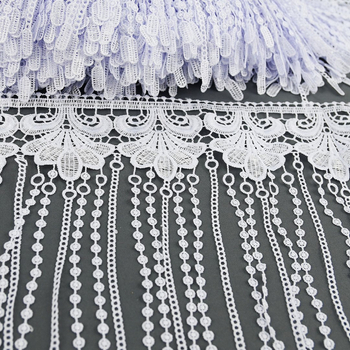 Biała gipiura z motywem kwiatowym i frenzelkami 30 cm wzór 3706