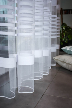 Firana tiulowa na metry w białe pasy