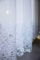 Firana z markizety na metry z ozdobną gipiurą