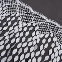 Biała gipiura z eleganckim motywem i frędzlkami 30 cm wzór 3707